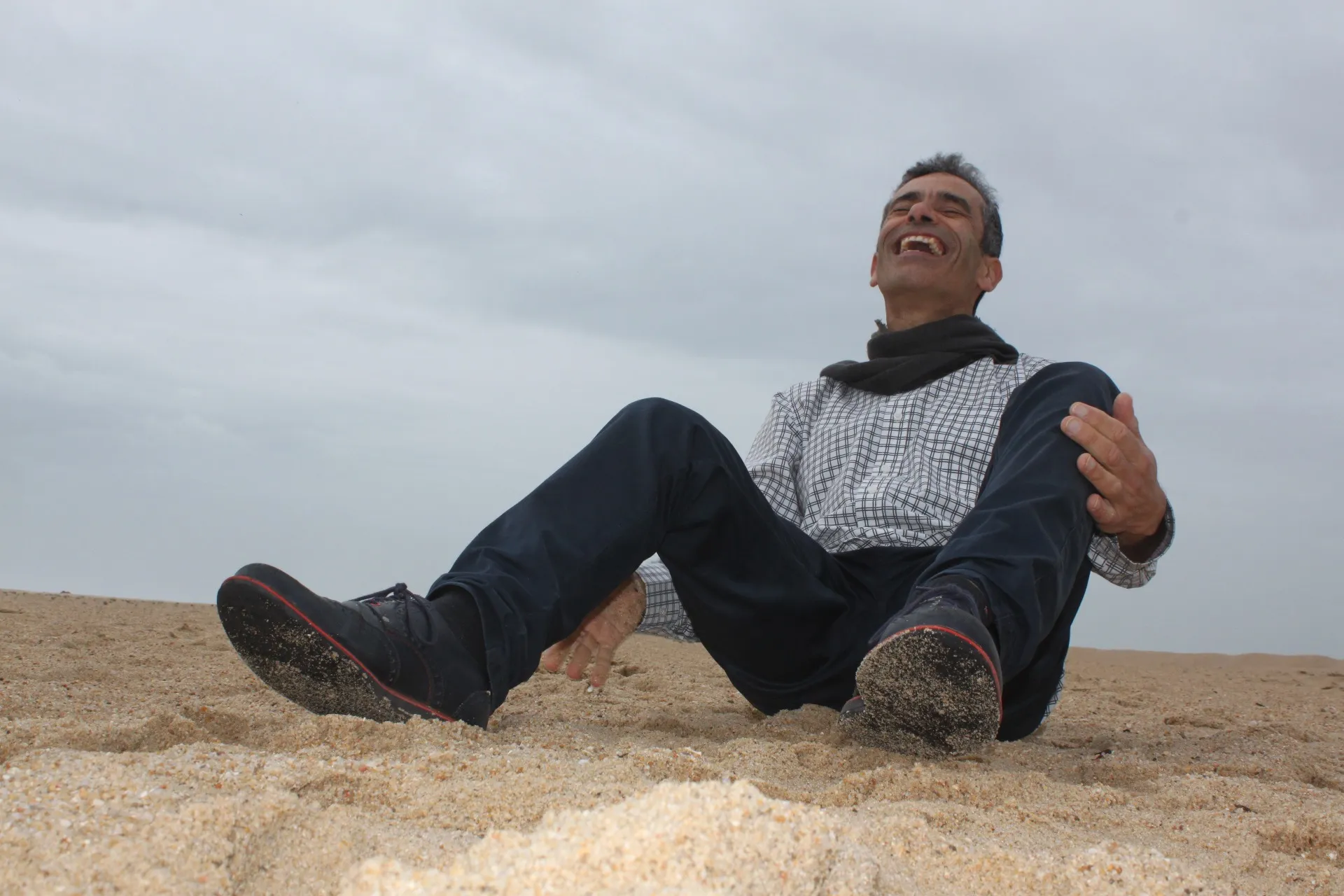 JPCAVADAS sentado na areia, a rir