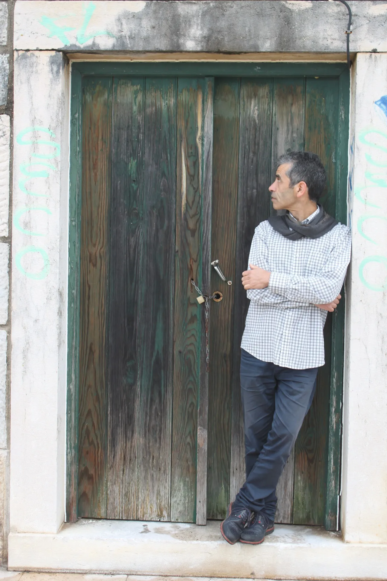 Retrato de JPCAVADAS encostado a uma porta de madeira verde